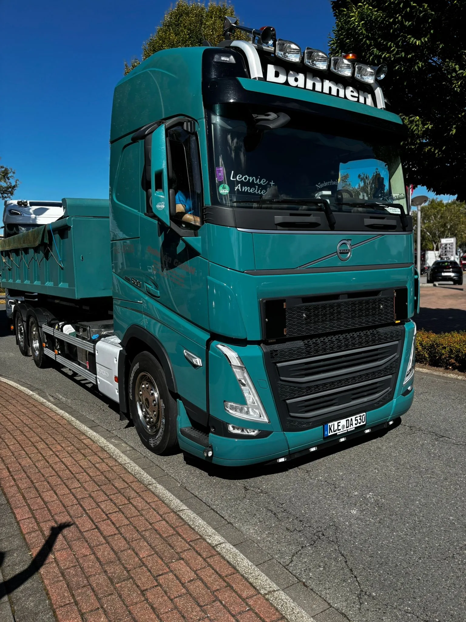 LKW-Freunde Niederrhein präsentieren einen kraftvollen LKW auf der Straße