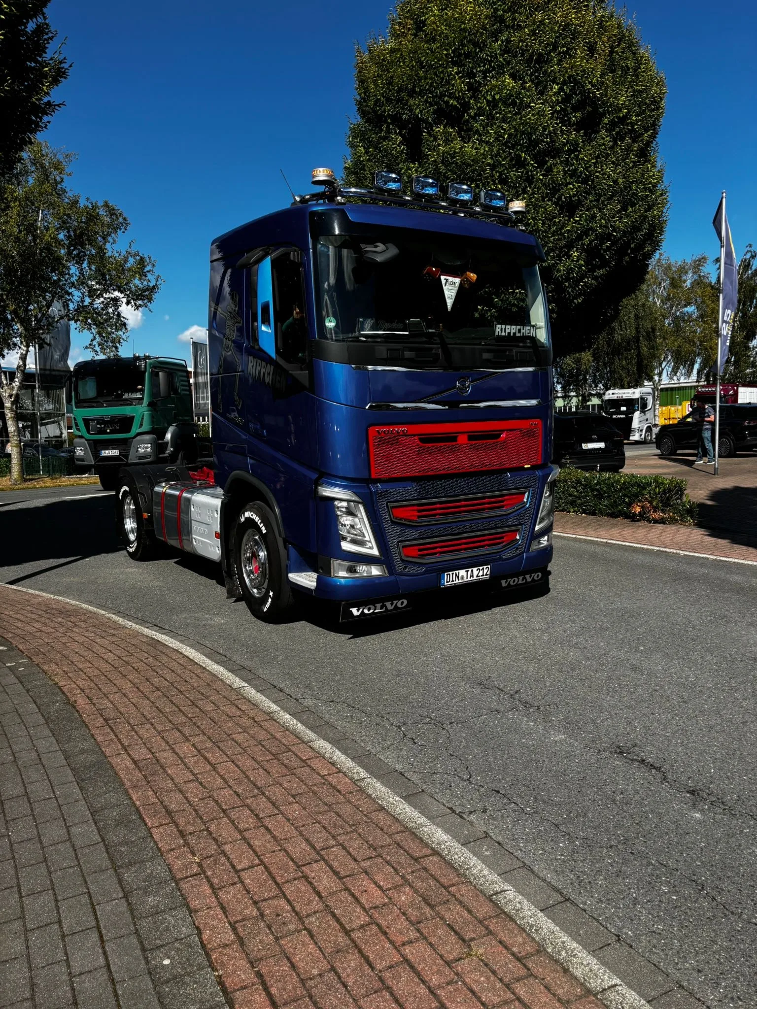 LKW-Freunde Niederrhein präsentieren beeindruckende Fahrzeuge