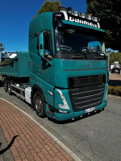 LKW-Freunde Niederrhein präsentieren einen kraftvollen LKW auf der Straße wir waren dabei LKW-Freunde Niederrhein