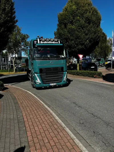 LKW-Freunde Niederrhein präsentieren einen kraftvollen LKW auf der Eventfläche wir waren dabei LKW-Freunde Niederrhein