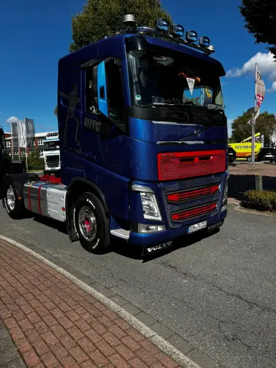 LKW-Freunde Niederrhein präsentieren einen kraftvollen LKW auf der Straße wir waren dabei LKW-Freunde Niederrhein